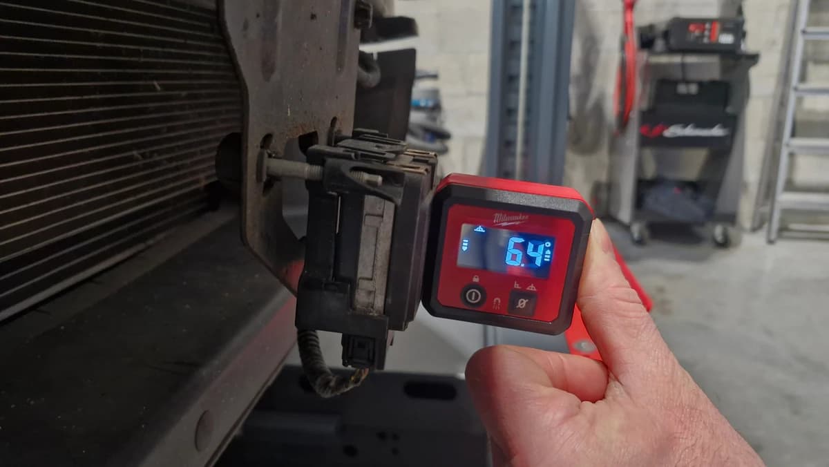 Digitale hoekmeter tijdens het afstellen van de wielgeometrie