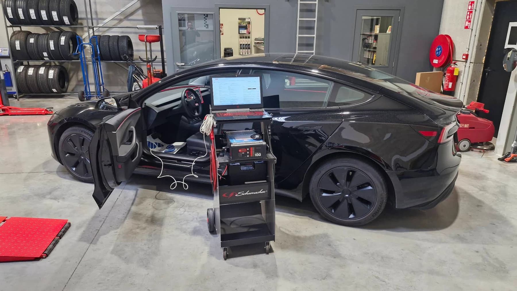 Computerdiagnose op een elektrisch voertuig