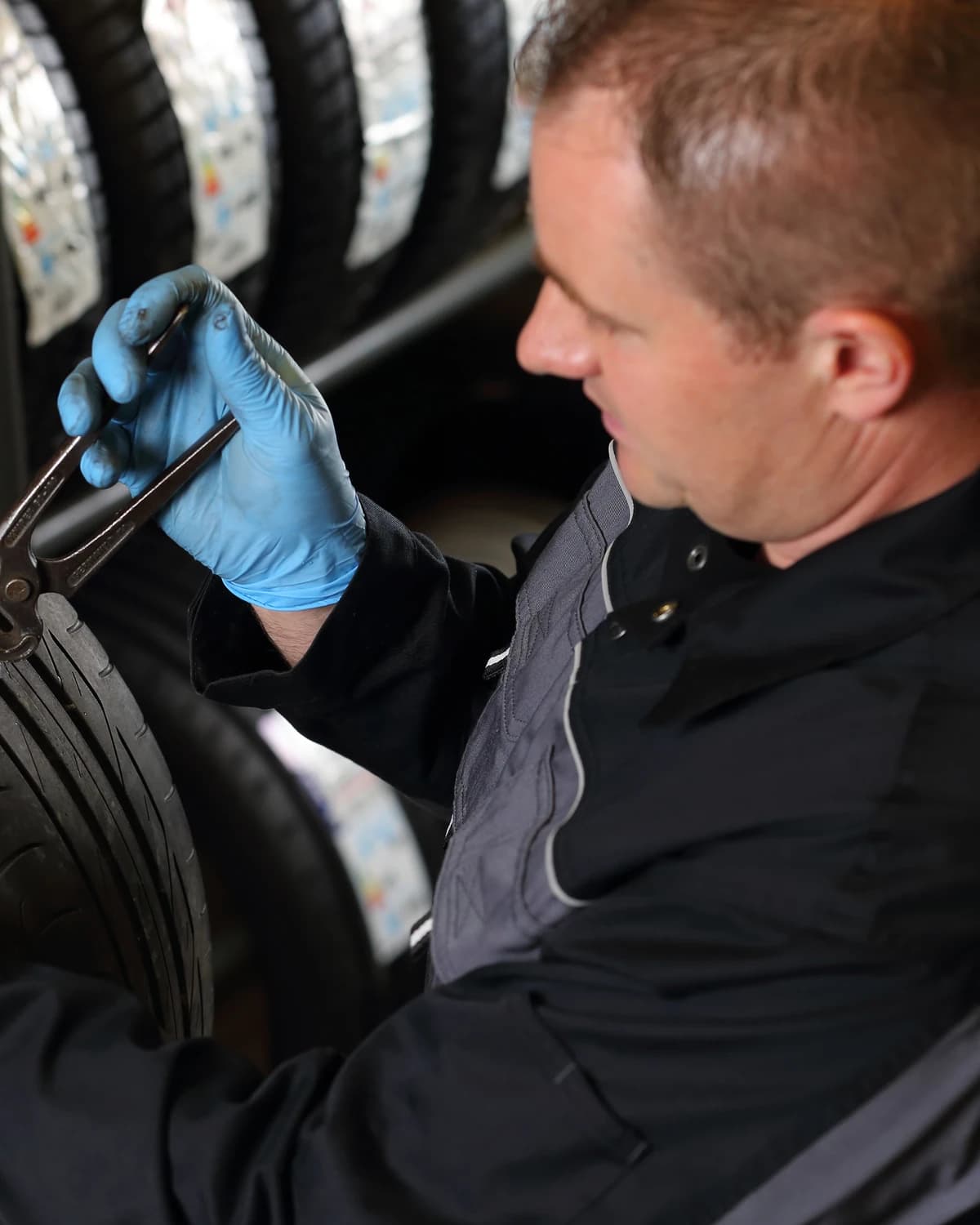 Bandenherstelling van binnenuit in de werkplaats van Leusch