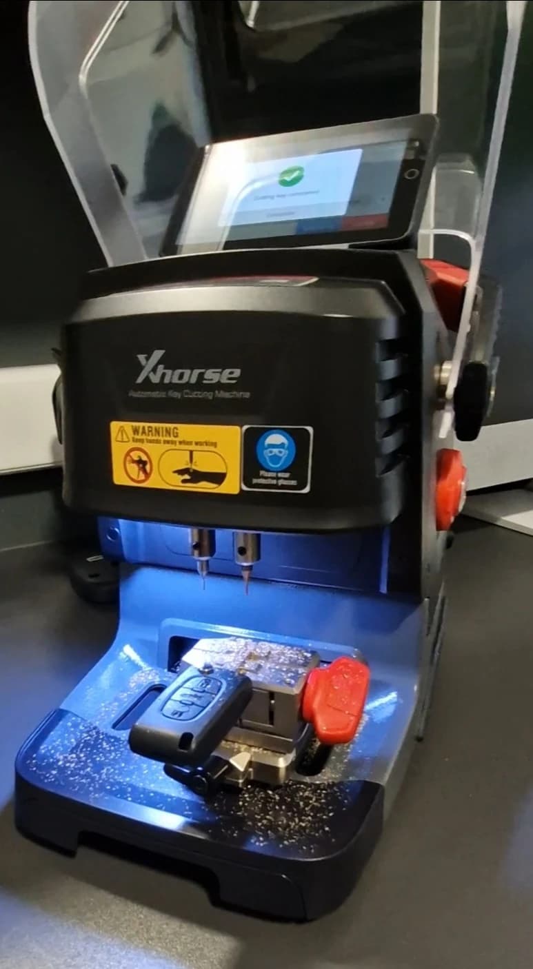 Slijpen van een sleutelbaard met professionele sleutelfreesapparatuur