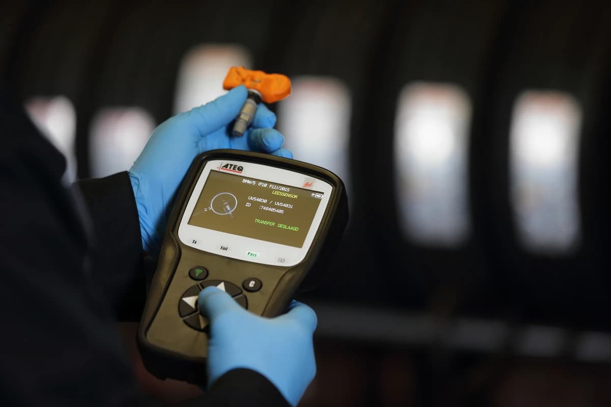 Uitlezen en programmeren van een TPMS-bandenspanningssensor